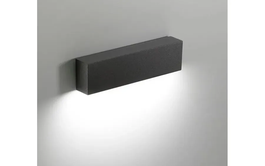 obrazek 2 Solidna włoska lampa ścienna z serii Slat