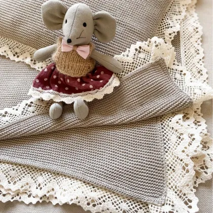 Zdjęcie Kocyk i poduszka Avinion z koronką Beż