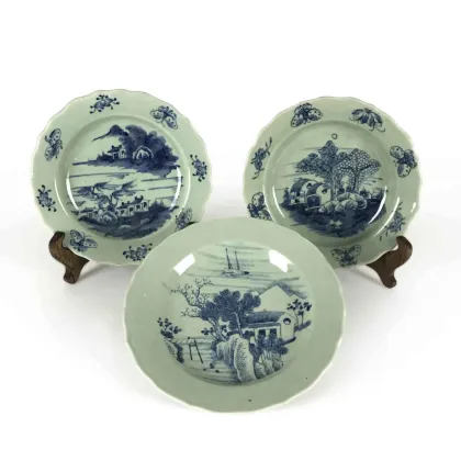 Zdjęcie Trzy biało-niebieskie chińskie talerze Udekorowane różnymi scenami wiejskimi