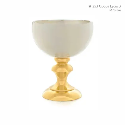 Picture A tasteful vase with gold