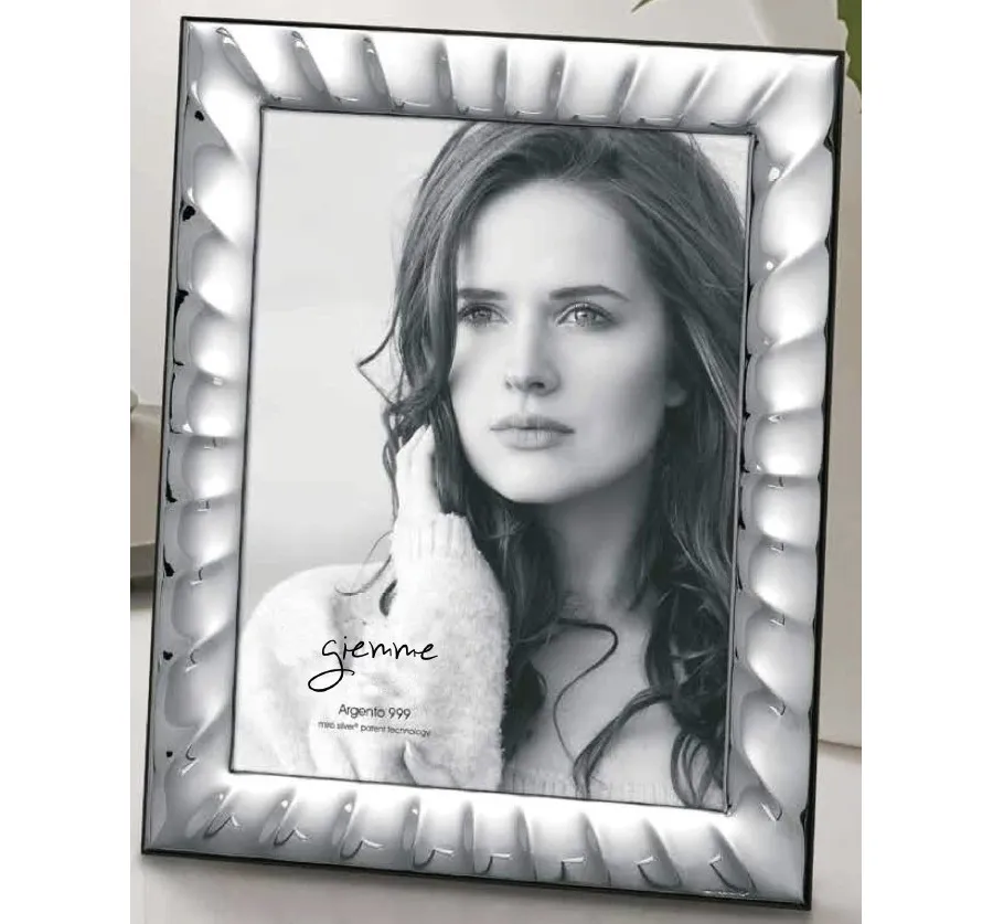 picture 1 Silver photo frame 9x13 cm with characteristic decoration