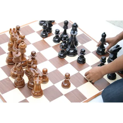 Zdjęcie Bardzo duże figury szachowe wykonane z drewna tekowego - Giant Chess