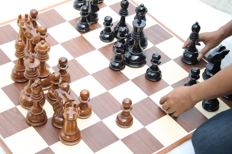 obrazek 1 Bardzo duże figury szachowe wykonane z drewna tekowego - Giant Chess