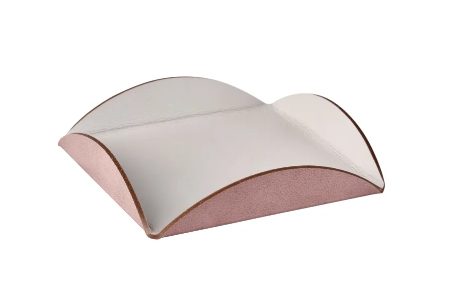 obrazek 1 Podstawka na stół 20x20xH2,5 cm wykonana z naturalnej skóry w kolorze perłowym