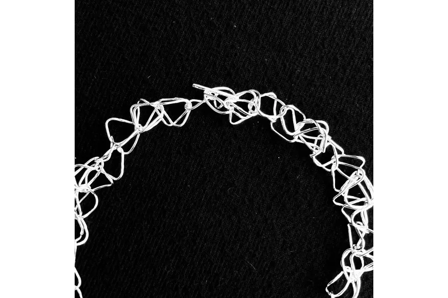 obrazek 2 Ekskluzywny naszyjnik z błyszczących małych trójkątów - idealny prezent z okazji rocznicy