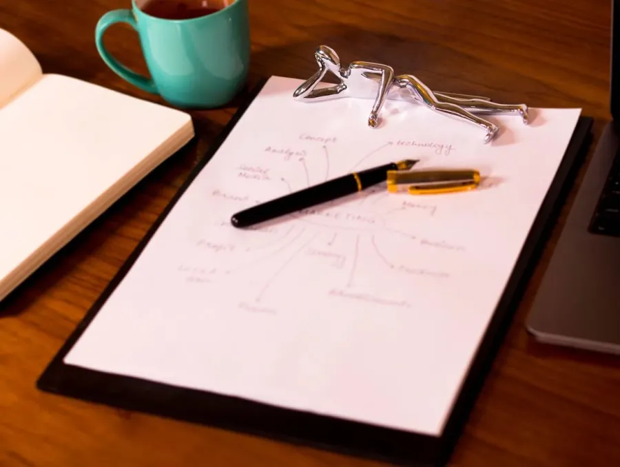 obrazek 2 Mosiężny designerski clipboard na dokumenty - człowiek