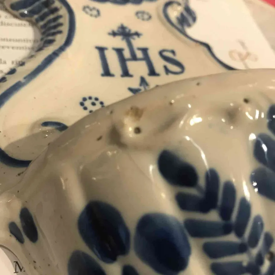 obrazek 3 Zabytkowa kropielnica ceramiczna z białym tłem i niebieskimi dekoracjami
