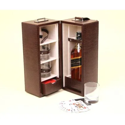 Zdjęcie Eleganckie pudełko na butelkę whisky wykonane z drewna pokrytego skórą