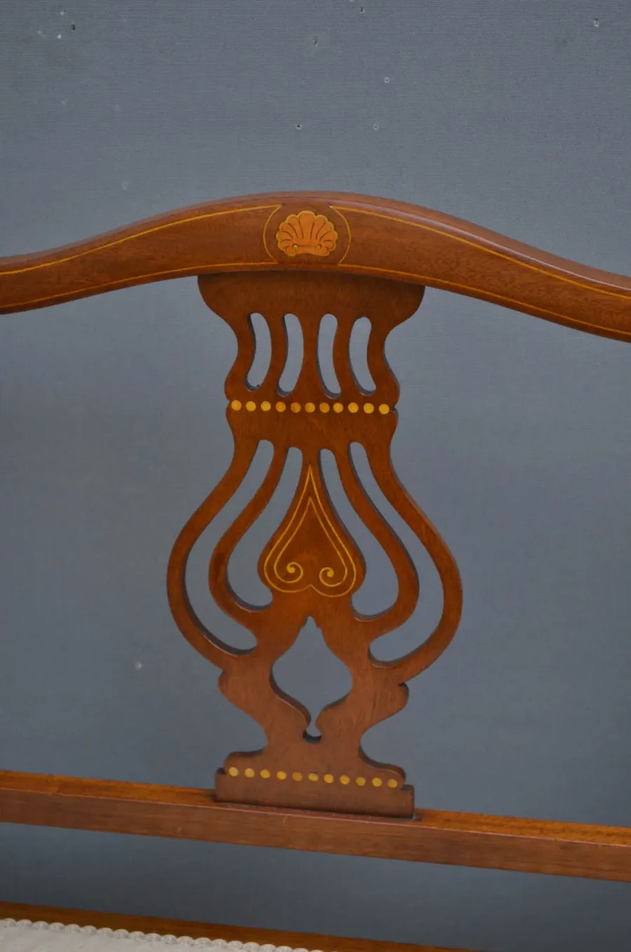 obrazek 5 Edwardianska sofa w mahoniowym kształcie, z wyprofilowanym relingiem - antyk