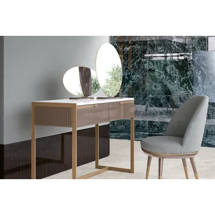 Zdjęcie Charakterystyczne lustro Ellis na biurko