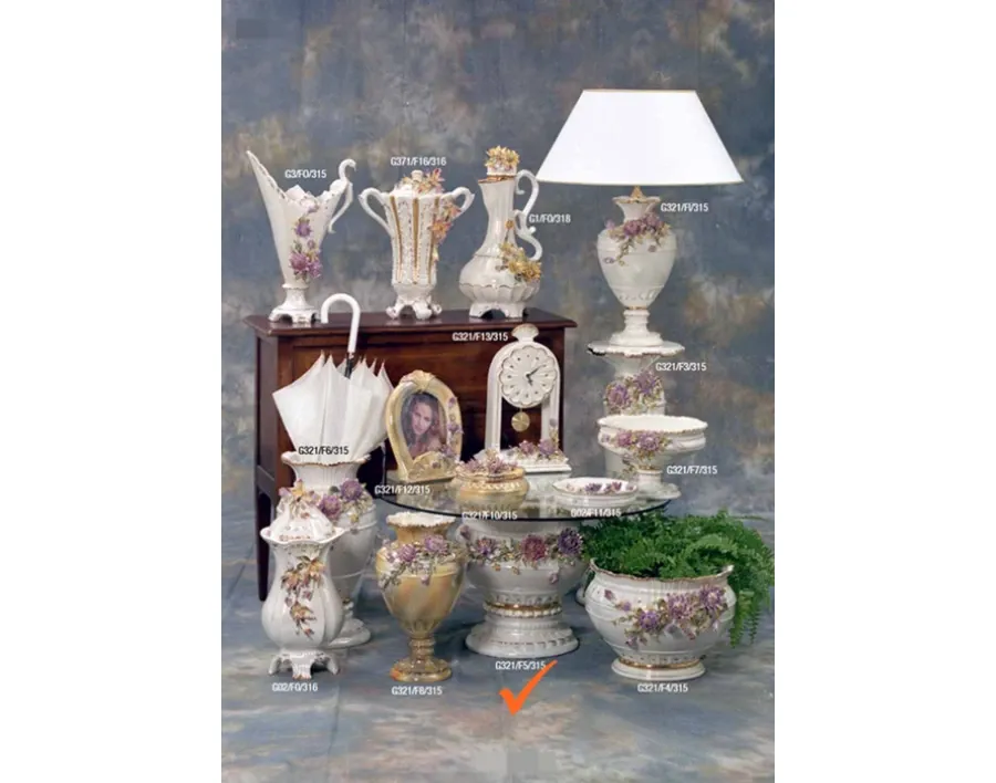 obrazek 1 Urokliwy ceramiczny stolik zdobiony dalią liliową