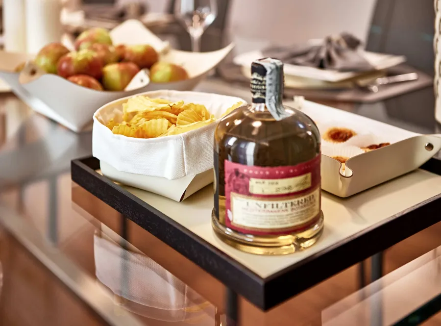 obrazek 2 Piękna czarna taca Mondo 35x35xH3 cm z naturalnej skóry