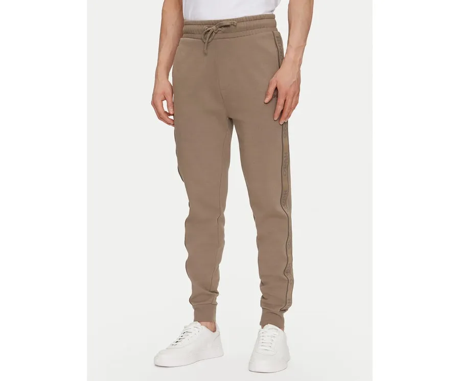 obrazek 1 HUGO Spodnie dresowe Liam 50540918 Beżowy Regular Fit