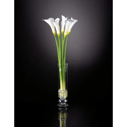 Picture An elegant table arrangement of flowers by the Italian brand VG