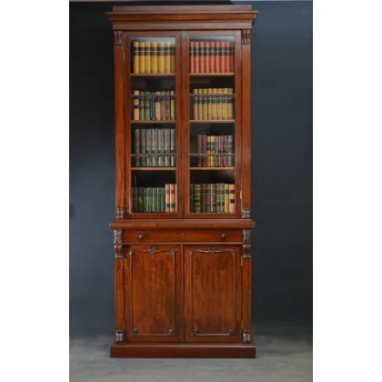 Zdjęcie Mahoniowy regał na książki o smukłej konstrukcji, z profilowanym gzymsem - antyk