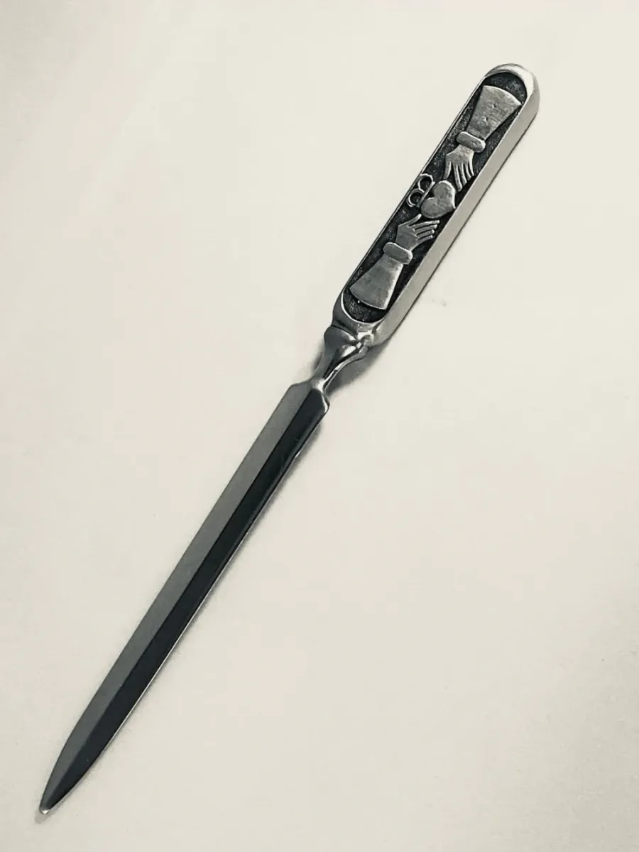 obrazek 1 Cynowy nóż do listów zdobiony irlandzkim motywem Claddagh