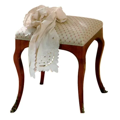 Zdjęcie Klasyczny tapicerowany stołek z drewna litego