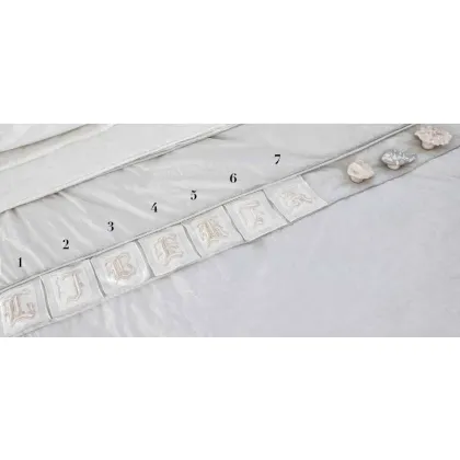 Zdjęcie Ozdobne litery wyszywane na naturalnym materiale z włoskiej manufaktury