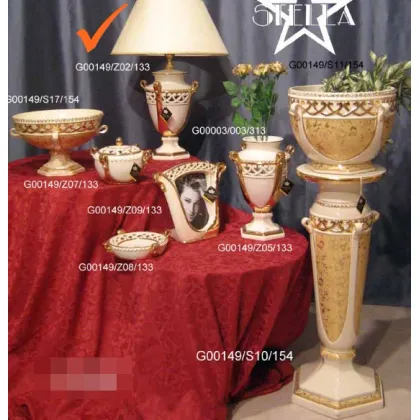 Zdjęcie Dekoracyjna perforowana beżowa lampa zdobiona złotem