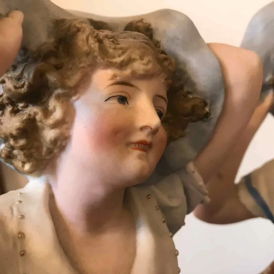 obrazek 9 Para antycznych rzeźb z porcelany - dwie postacie kobiet w szatach powiewających na wietrze