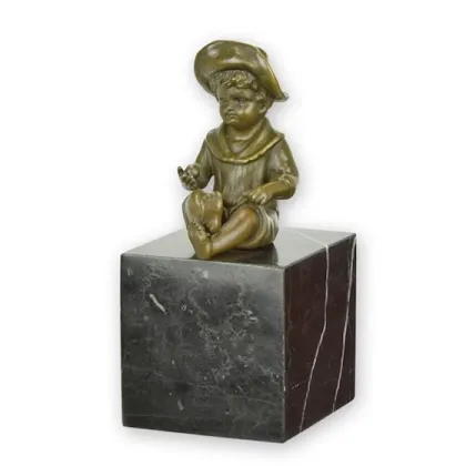 Zdjęcie Elitarna rzeźba siedzącego małego chłopca z brązu