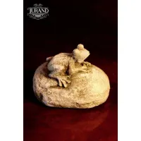 Zdjęcie Minimalistyczna figurka żaby