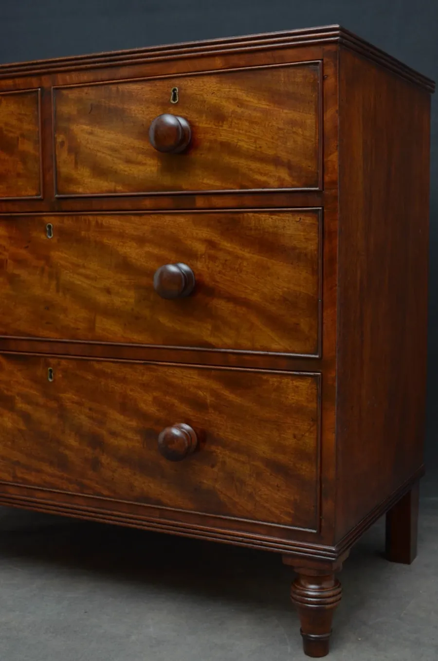 obrazek 7 Prosta i elegancka komoda George IV z mahoniu - antyk