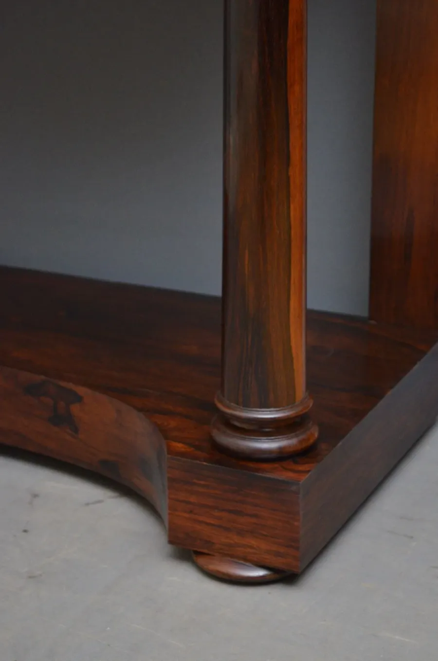obrazek 6 Stolik regencyjny o prostym i eleganckim designie, z marmurowym blatem - antyk