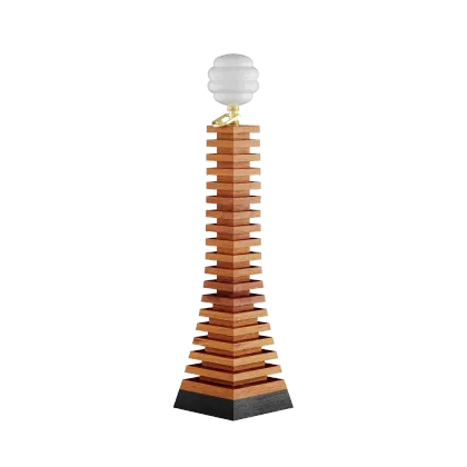 Zdjęcie Drewniana lampa stojąca w formie wieży