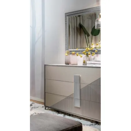 Zdjęcie Fornirowana, włoska komoda z trzema szufladami i srebrnymi detalami - Casa + 39