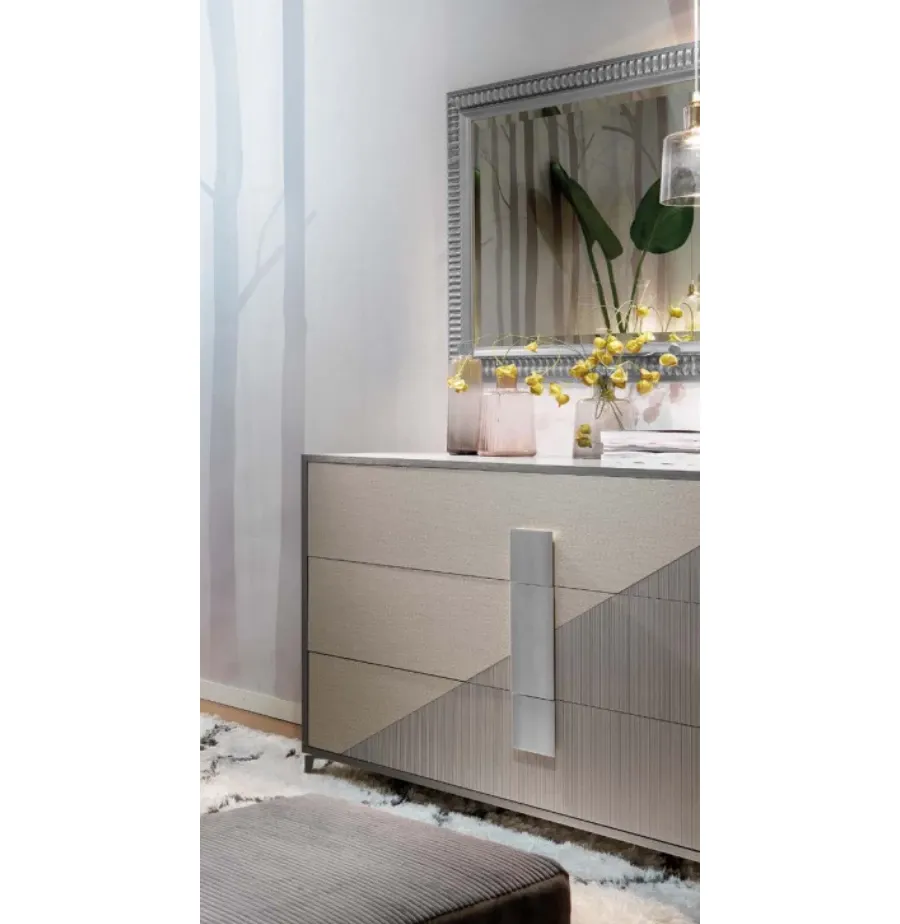 obrazek 1 Fornirowana, włoska komoda z trzema szufladami i srebrnymi detalami - Casa + 39