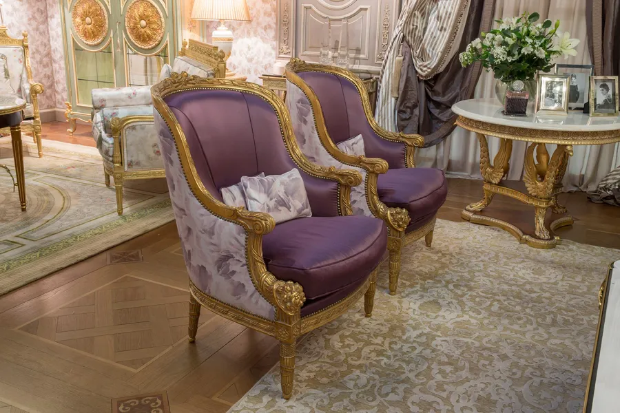 obrazek 2 Stylowy włoski fotel z poduszką do salonu