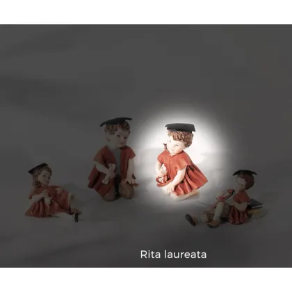 Zdjęcie Lalka dziewczynki ze zwiniętym pergaminem - Sibania
