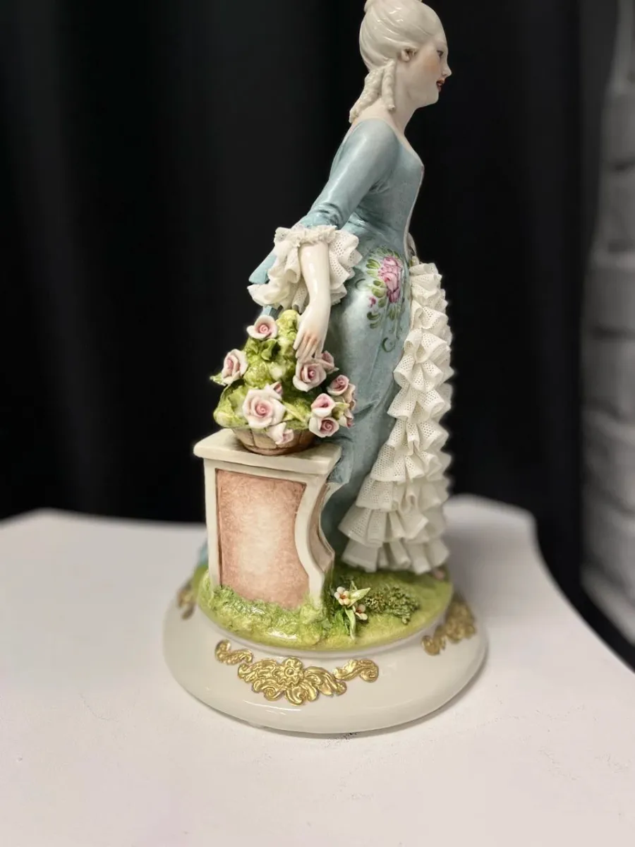 obrazek 9 Porcelanowa figurka damy w stylu rokoko