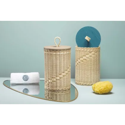 Zdjęcie Wysoki cylindryczny pojemnik z wikliny z drewnianą lub skórzaną pokrywką i plecionym uchwytem