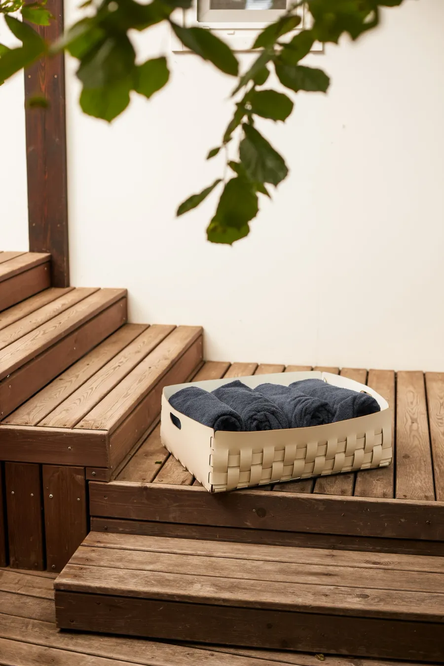 obrazek 2 Duży kosz Bottega 60x50xH20 cm wykonany z naturalnej skóry w kolorze waniliowym