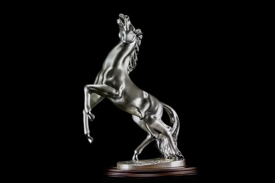 obrazek 1 Szykowna figura konia do salonu