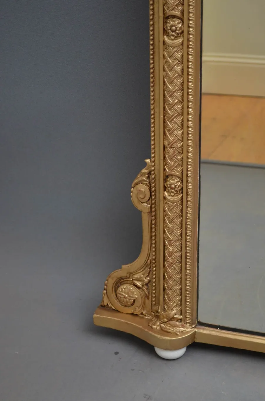 obrazek 3 Wiktoriańskie pozłacane o łukowatej formie lustro na porcelanowych nóżkach - antyk