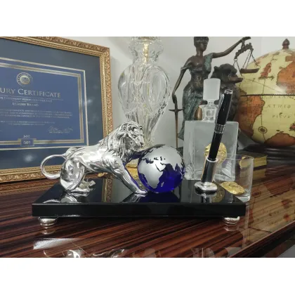 Zdjęcie Cudowna ozdobna figura lwa z globusem i długopisem na solidnej podstawie