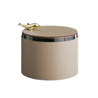 Zdjęcie Skórzane pudełko Ø15xH10 cm w kolorze cappuccino ozdobione delfinem