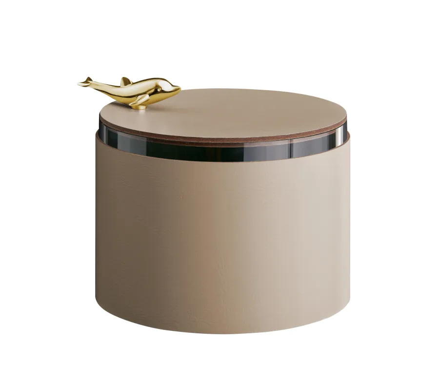 obrazek 1 Skórzane pudełko Ø15xH10 cm w kolorze cappuccino ozdobione delfinem