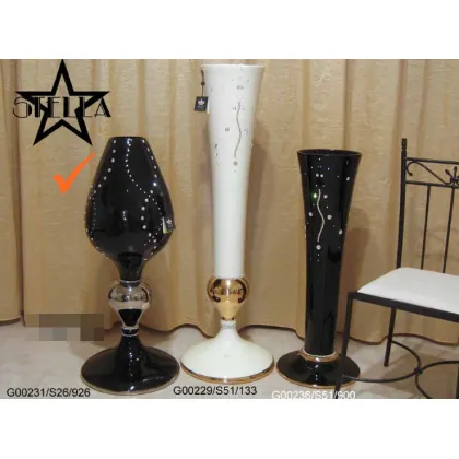 Zdjęcie Ciekawy interesujący czarny wazon w kształcie kieliszka