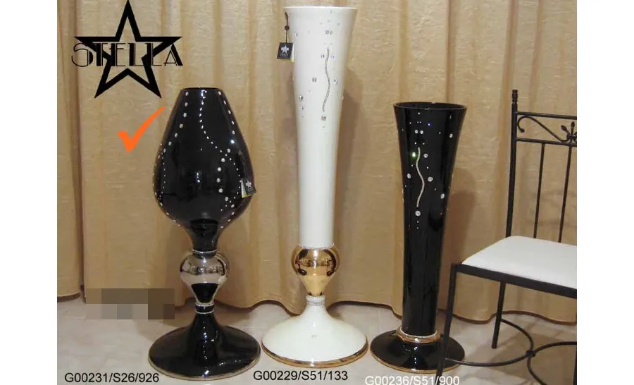 obrazek 1 Ciekawy interesujący czarny wazon w kształcie kieliszka