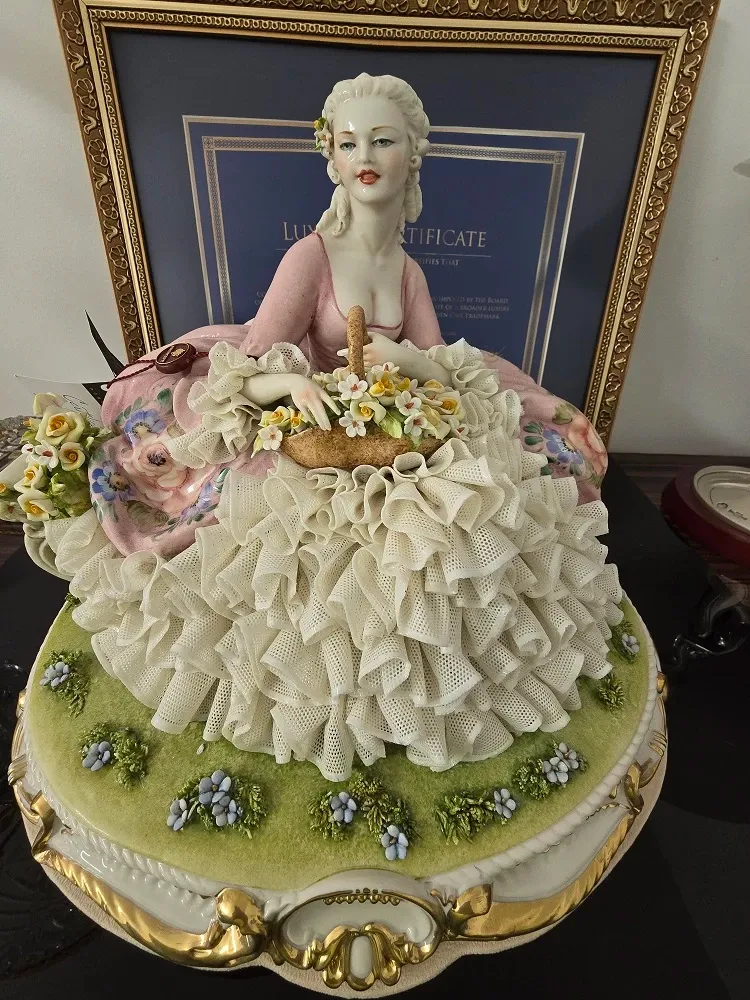 Picture Włoska porcelana - figurka kobiety