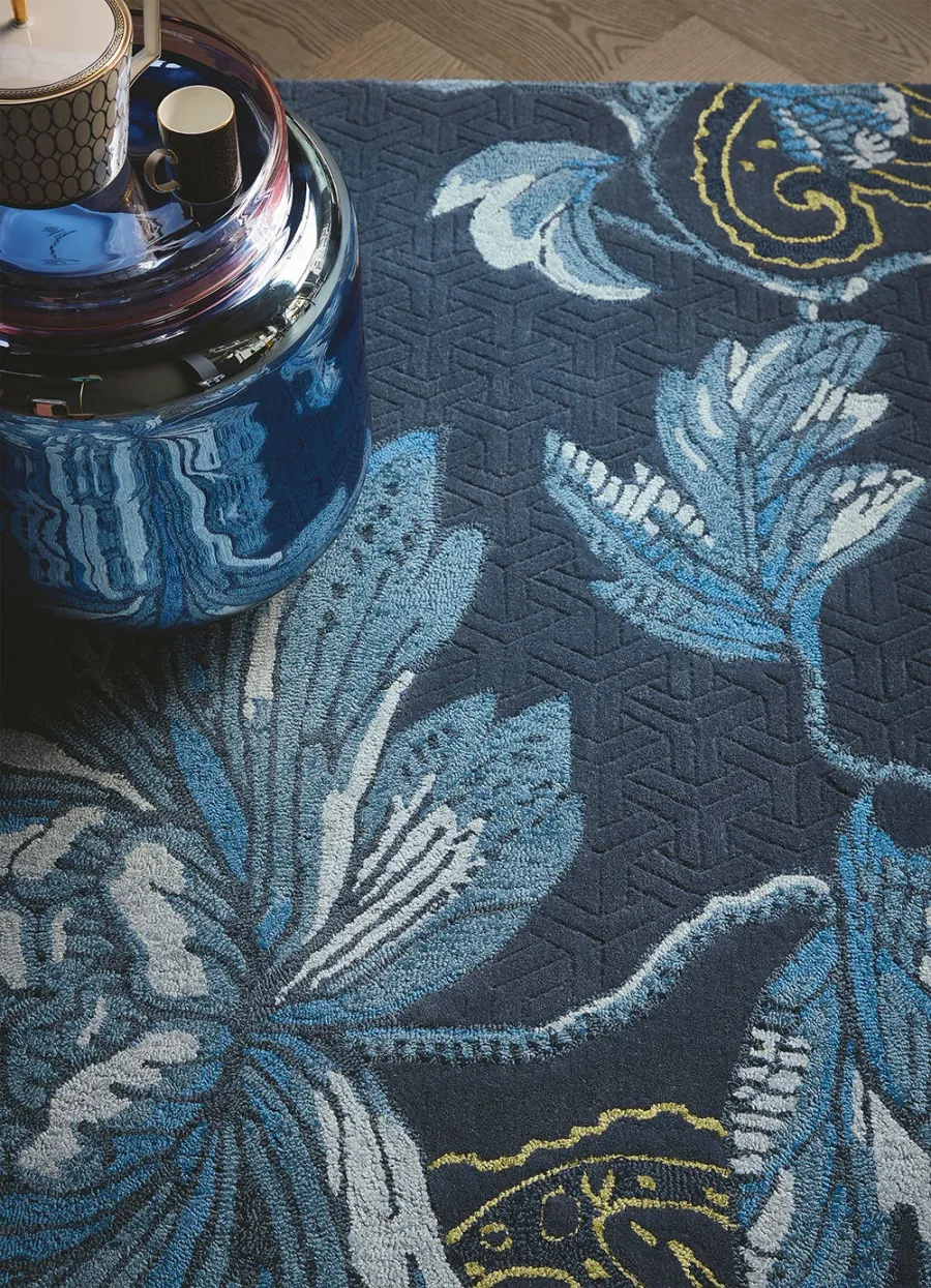 obrazek 3 Stylowy niebieski dywan w kwiaty - FABLED FLORAL NAVY 37508