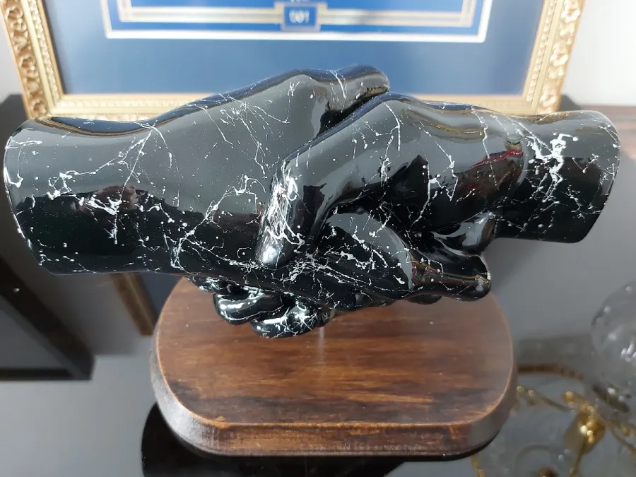 obrazek 4 Uścisk dłoni - luksusowa statuetka na biurko