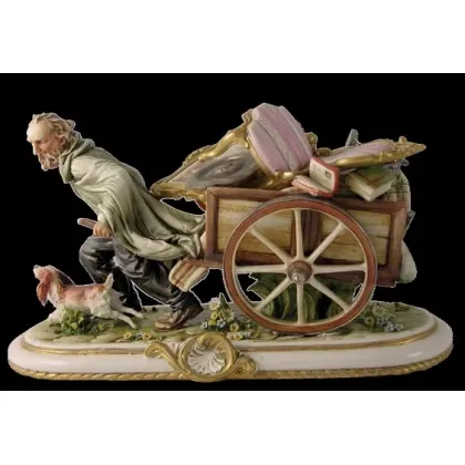 Zdjęcie Figurka z porcelany do apartamentu - mężczyzna ciągnący taczkę