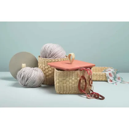 Zdjęcie Kwadratowy pojemnik z wikliny z drewnianą lub skórzaną pokrywą i ręcznie plecionym uchwytem