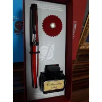 Zdjęcie Czerwony zestaw pryrządów do pisania