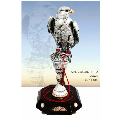 Zdjęcie Wyjątkowa figura dumnego orła